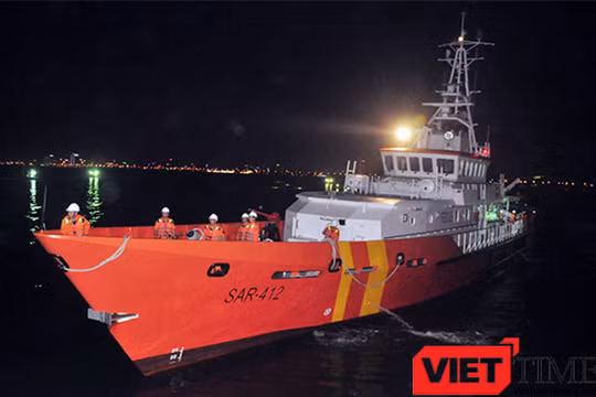 4h sáng 2/5, tàu SAR 412 của Trung tâm Phối hợp Tìm kiếm và Cứu nạn hàng hải khu vực II (Danang MRCC) đã đưa ngư dân Đinh Văn Đán gặp nạn trên biển Hoàng Sa về đến đất liền