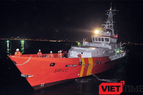 4h sáng 2/5, tàu SAR 412 của Trung tâm Phối hợp Tìm kiếm và Cứu nạn hàng hải khu vực II (Danang MRCC) đã đưa ngư dân Đinh Văn Đán gặp nạn trên biển Hoàng Sa về đến đất liền