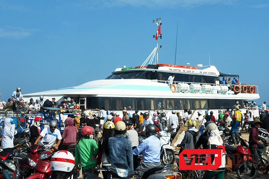 Chỉ trong 2 ngày, Mùng 3 và Mùng 4 Tết nguyên đán Đinh Dậu, đã có hơn 4 ngàn khách du lịch từ đất liền du xuân thăm quan đảo Lý Sơn.