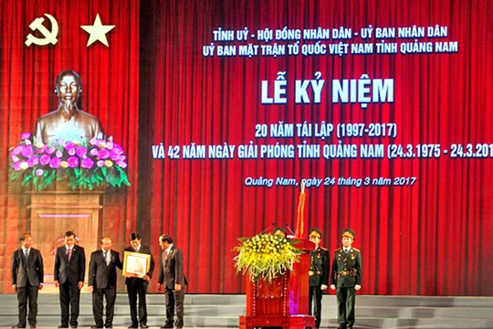 Thủ tướng Chính phủ Nguyễn Xuân Phúc thay mặt Đảng, Nhà nước trao tặng Huân chương Độc lập hạng Nhất cho tỉnh Quảng Nam