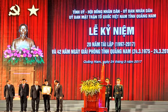 Thủ tướng Chính phủ Nguyễn Xuân Phúc thay mặt Đảng, Nhà nước trao tặng Huân chương Độc lập hạng Nhất cho tỉnh Quảng Nam