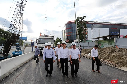 Chiều 16/10, Bí thư Thành ủy Đà Nẵng Trương Quang Nghĩa đã có chuyến thị sát, kiểm tra thực tế thi công công trình trọng điểm phục vụ APEC 2017-Hầm chui nút giao thông Nguyễn Tri Phương-Điện Biên Phủ.