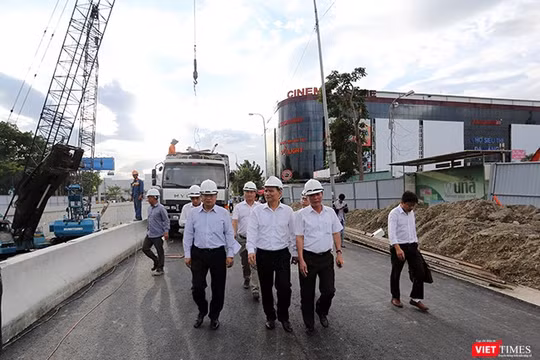 Chiều 16/10, Bí thư Thành ủy Đà Nẵng Trương Quang Nghĩa đã có chuyến thị sát, kiểm tra thực tế thi công công trình trọng điểm phục vụ APEC 2017-Hầm chui nút giao thông Nguyễn Tri Phương-Điện Biên Phủ.