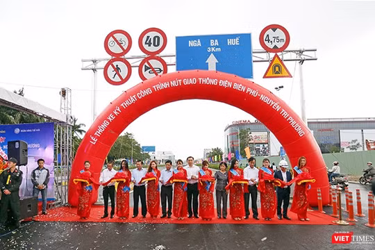 Sáng 1/11, UBND TP Đà Nẵng đã chính thức tổ chức thông xe kỹ thuật nút giao thông Hầm chui Điện Biên Phủ-Nguyễn Tri Phương sau hơn 10 tháng thi công. Kịp thời phục vụ sự kiện APEC sắp diễn ra.