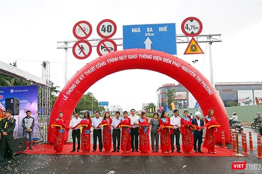 Sáng 1/11, UBND TP Đà Nẵng đã chính thức tổ chức thông xe kỹ thuật nút giao thông Hầm chui Điện Biên Phủ-Nguyễn Tri Phương sau hơn 10 tháng thi công. Kịp thời phục vụ sự kiện APEC sắp diễn ra.