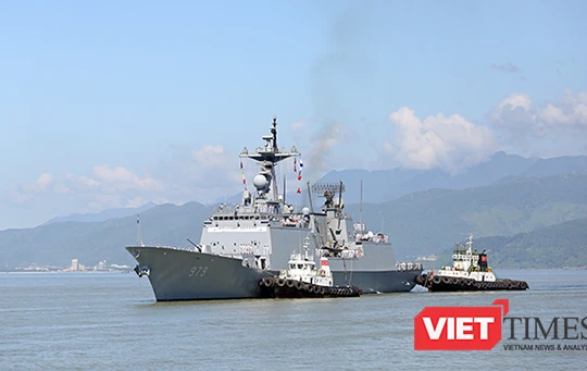 Tàu khu trục tên lửa ROKS Kang Gam Chan (DDH-979) trên vịnh Đà Nẵng
