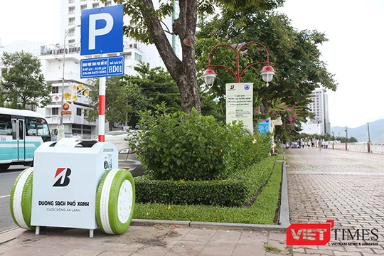 Chiều 22/7, UBND quận Hải Châu (TP Đà Nẵng) và Bridgestone Việt Nam chính thức đưa thùng rác thông minh vào hoạt động tại các tuyến đường du lịch trên địa bàn quận này.