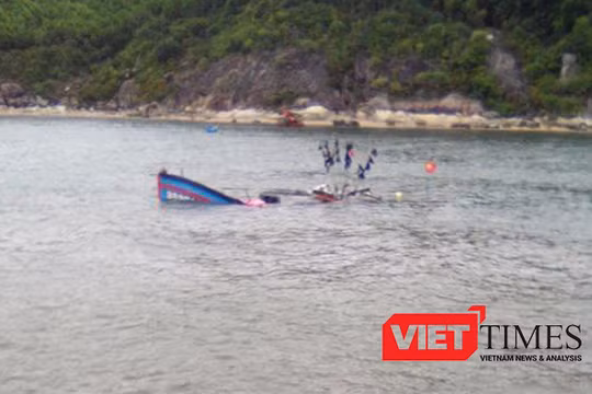 Tàu chìm do di chuyển tránh bão