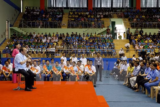 hủ tướng Chính phủ Nguyễn Xuân Phúc tại buổi đối thoại trực tiếp với 3.000 công nhân, người lao động thuộc các khu công nghiệp, khu chế xuất 8 tỉnh, thành phố khu vực phía Nam từ Đà Nẵng đến TP Hồ Chí Minh