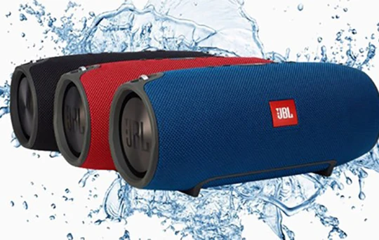 Sạc dự phòng, ổ cắm đa năng, loa không dây là một trong những phụ kiện công nghệ không thể thiếu khi đi du lịch. 