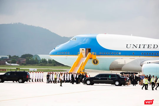 Không giống như việc hạ cánh của các chuyên cơ chở nguyên thủ khác đến Đà Nẵng, chuyên cơ Air Force One của Tổng thống Mỹ có nhiều điều thú vị khi hạ cánh xuống sân bay Đà nẵng