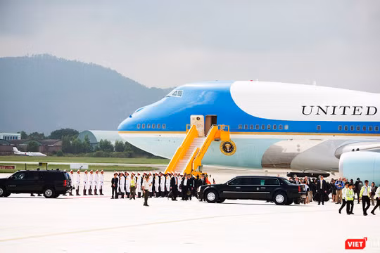 Không giống như việc hạ cánh của các chuyên cơ chở nguyên thủ khác đến Đà Nẵng, chuyên cơ Air Force One của Tổng thống Mỹ có nhiều điều thú vị khi hạ cánh xuống sân bay Đà nẵng