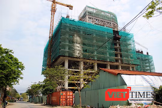Công trình Tổ hợp khách sạn và căn hộ Central Coast (địa chỉ đường Võ Nguyên Giáp - Đỗ Thế Chấp- Trần Hữu Tước) dù không phép vẫn xây đến 10 tầng. 