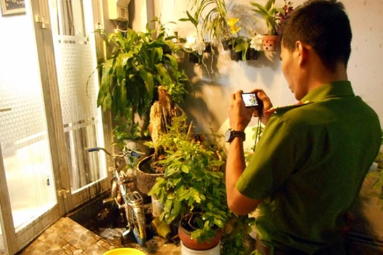 Lực lượng Công an đang tiến hành ghi nhận hiện trường vụ việc nhà riêng của nhà báo Hải Châu bị uy hiếp bằng dầu luyn vào tối 25/8