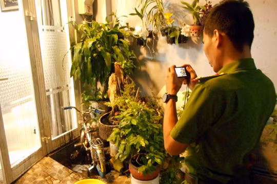 Lực lượng Công an đang tiến hành ghi nhận hiện trường vụ việc nhà riêng của nhà báo Hải Châu bị uy hiếp bằng dầu luyn vào tối 25/8