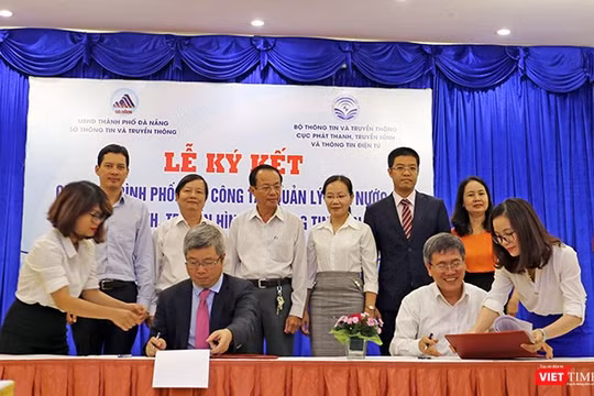Ông Nguyễn Thanh Lâm, Cục Trưởng Cục Phát thanh truyền hình-Thông tin điện tử và ông Nguyễn Quang Thanh, Giám đốc Sở TT&TT TP Đà Nẵng tại lễ ký kết. Ảnh: Hồ Xuân Mai.