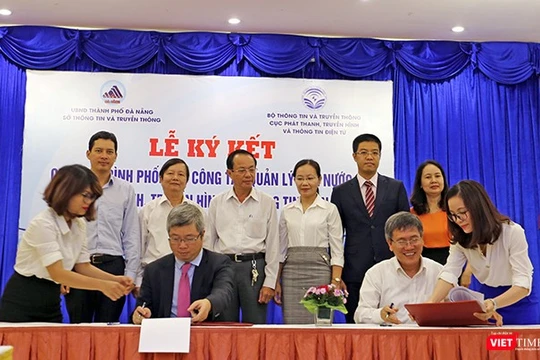 Ông Nguyễn Thanh Lâm, Cục Trưởng Cục Phát thanh truyền hình-Thông tin điện tử và ông Nguyễn Quang Thanh, Giám đốc Sở TT&TT TP Đà Nẵng tại lễ ký kết. Ảnh: Hồ Xuân Mai.