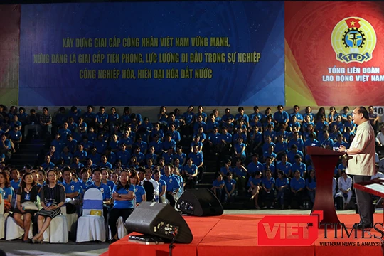 Sáng 22/4, tại Cung thể thao Tiên Sơn (Đà Nẵng), Thủ tướng Chính phủ Nguyễn Xuân Phúc đã có buổi đối thoại trực tiếp với khoảng 2.000 công nhân, người lao động thuộc các khu công nghiệp, khu chế xuất trên địa bàn vùng kinh tế trọng điểm miền Trung đến từ 