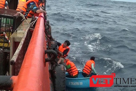 toàn bộ 9 ngư dân trên tàu cá BV 7804TS đã được đưa về bờ.