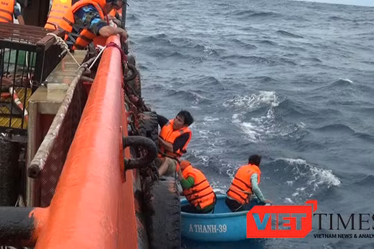 toàn bộ 9 ngư dân trên tàu cá BV 7804TS đã được đưa về bờ.