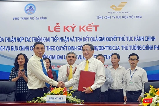 Chiều 19/10, UBND TP. Đà Nẵng và Tổng công ty Bưu điện Việt Nam đã ký thoả thuận về việc triển khai tiếp nhận hồ sơ và chuyển trả kết quả giải quyết thủ tục hành chính qua dịch vụ bưu chính công ích.