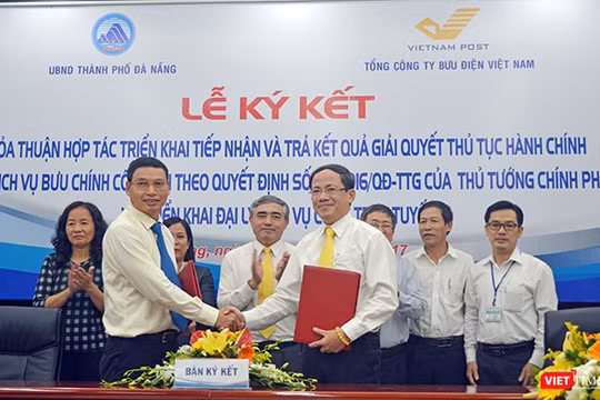 Chiều 19/10, UBND TP. Đà Nẵng và Tổng công ty Bưu điện Việt Nam đã ký thoả thuận về việc triển khai tiếp nhận hồ sơ và chuyển trả kết quả giải quyết thủ tục hành chính qua dịch vụ bưu chính công ích.