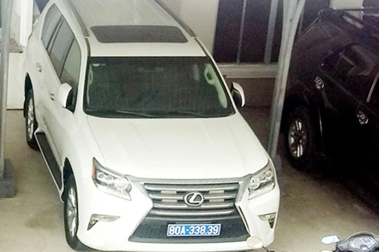 Chánh Văn phòng UBND tỉnh Cà Mau vừa cho biết, sáng ngày 3/3, UBND tỉnh Cà Mau đã trả lại 2 xe ôtô Lexus cho doanh nghiệp tặng trước đó.