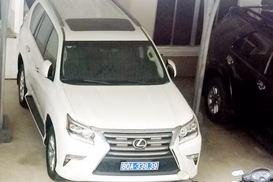 Chánh Văn phòng UBND tỉnh Cà Mau vừa cho biết, sáng ngày 3/3, UBND tỉnh Cà Mau đã trả lại 2 xe ôtô Lexus cho doanh nghiệp tặng trước đó.