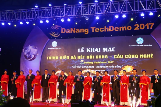 Tối 22/11, tại Cung thể thao Tiên Sơn (Đà Nẵng), Bộ Khoa học và Công nghệ và UBND TP Đà Nẵng đã chính thức Khai mạc Sự kiện “Ứng dụng, chuyển giao và đổi mới công nghệ năm 2017”. Ảnh CTV