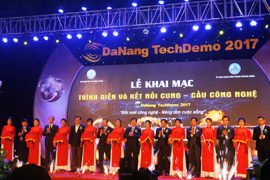 Tối 22/11, tại Cung thể thao Tiên Sơn (Đà Nẵng), Bộ Khoa học và Công nghệ và UBND TP Đà Nẵng đã chính thức Khai mạc Sự kiện “Ứng dụng, chuyển giao và đổi mới công nghệ năm 2017”. Ảnh CTV