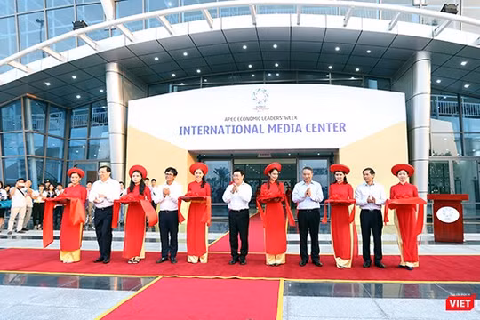 Chiều 28/10, tại Đà Nẵng, Phó Thủ tướng, Bộ trưởng Bộ Ngoại giao Phạm Bình Minh cùng lãnh đạo các Bộ ngành TƯ và lãnh đạo TP. Đà Nẵng đã cắt băng khai trương Trung tâm Báo chí Quốc tế APEC 2017.