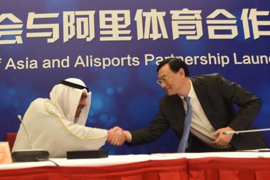 CEO của AliSports (công ty con của Alibaba), Zhang Dazhong bắt tay Chủ tịch Hội đồng Olympic châu Á Ahmad Fahad Al-Sabah trong buổi lễ ra mắt ngày 17/4.
