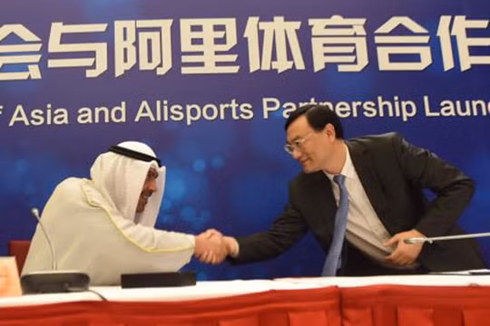 CEO của AliSports (công ty con của Alibaba), Zhang Dazhong bắt tay Chủ tịch Hội đồng Olympic châu Á Ahmad Fahad Al-Sabah trong buổi lễ ra mắt ngày 17/4.