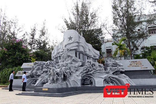 Tổ hợp điêu khắc “Huyền thoại Trường Sơn” gây ấn tượng mạnh mẽ đối với người xem.