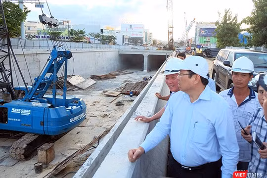 Chủ tịch UBND TP Đà Nẵng Huỳnh Đức Thơ cùng đoàn công tác của UBND TP Đà Nẵng đã có chuyến thị sát, kiểm tra công tác chuẩn bị cho sự kiện Tuần lễ Cấp cao APEC 2017 tại Công trình trọng điểm Nút giao thông hầm chui Nguyễn Tri Phương-Điện Biên Phủ