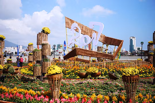 Sau chuỗi ngày mưa thất thường, ngày 27/1 (30 tháng Chạp), Đà Nẵng bừng nắng khiến cả TP trở nên rực rỡ bởi đèn trang trí và cờ hoa.