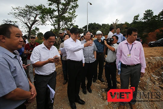 Ông Huỳnh Đức Thơ, Chủ tịch UBND TP Đà Nẵng và các cơ quan chức năng đi kiểm tra dự án Khu du lịch Biển Tiên Sa băm nát rừng Sơn Trà