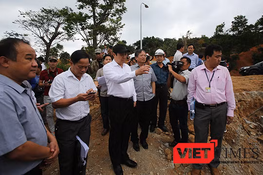 Ông Huỳnh Đức Thơ, Chủ tịch UBND TP Đà Nẵng và các cơ quan chức năng đi kiểm tra dự án Khu du lịch Biển Tiên Sa băm nát rừng Sơn Trà