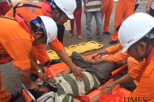 Lực lượng tìm kiếm cứu nạn hàng hải Việt Nam cứu nạn ngư dân bị nạn trên biển về bờ