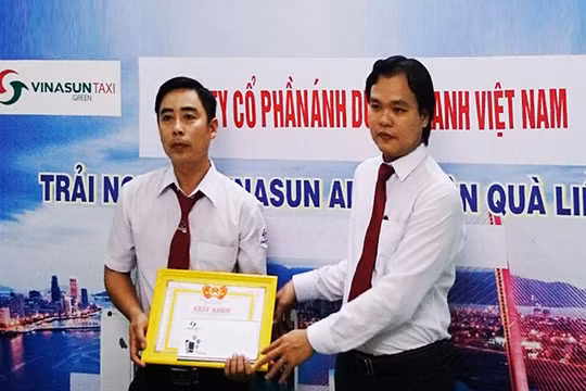 Giám Đốc Vinasun Green Đà Nẵng đã trao giấy khen và thưởng nóng cho tài xế Trần Viết Thêm vì đã bảo quản và trả lại tài sản có giá trị 1 tỷ đồng cho khách bỏ quên trên xe.