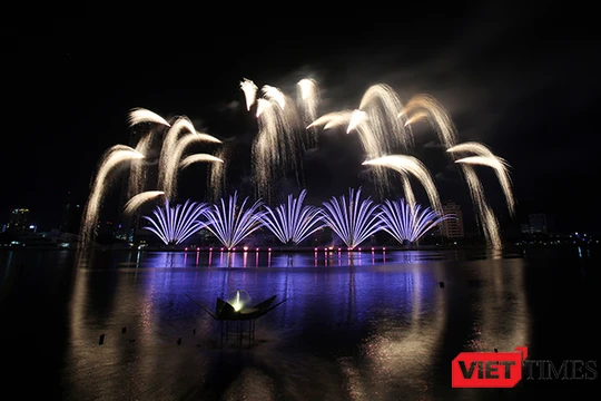 ối 3/6//2017, tại sân khấu nổi Ngũ Hành trên sông Hàn, Lễ hội pháo hoa Đà Nẵng-DIFF 2017 tiếp tục tạo ấn tượng mạnh mẽ với khán giả với màn trình diễn pháo hoa đặc sắc mang chủ đề Thủy của đội Úc và đội Ý.