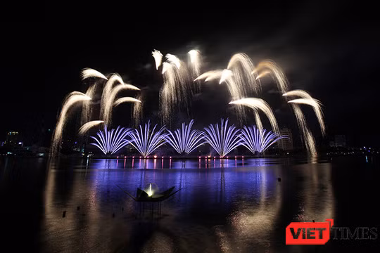 ối 3/6//2017, tại sân khấu nổi Ngũ Hành trên sông Hàn, Lễ hội pháo hoa Đà Nẵng-DIFF 2017 tiếp tục tạo ấn tượng mạnh mẽ với khán giả với màn trình diễn pháo hoa đặc sắc mang chủ đề Thủy của đội Úc và đội Ý.