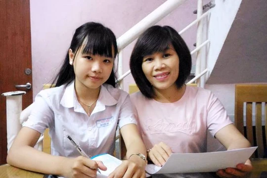 Nguyễn Đỗ Huyền Vi và mẹ. Ảnh: An Dy
