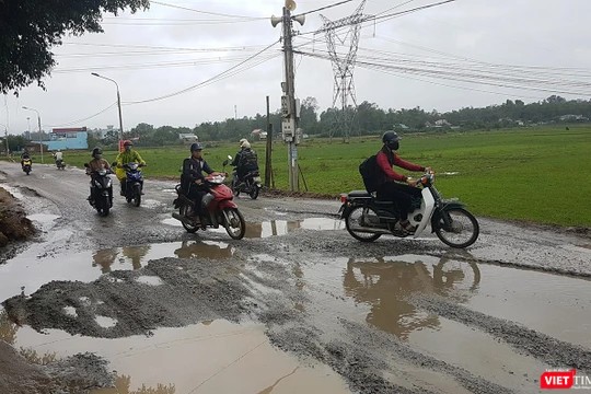 Tuyến Quốc lộ 40B đoạn qua xã Tam Thái (huyện Phú Ninh) bị hư hỏng nặng do phương tiện từ đường cao tốc di chuyển xuống