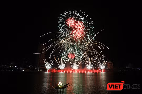 Tối 24/6, đêm chung kết Lễ hội pháo hoa quốc tế Đà Nẵng 2017-DIFF 2017 mang chủ đề “Mộc” đã diễn ra với màn trình diễn đặc sắc của “3 chàng ngư lâm” Anh-Úc-Ý và ngôi quán quân đã thuộc về đội Ý.