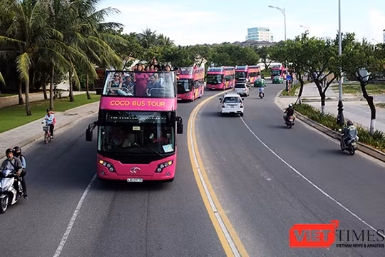Sau hơn 1 tháng triển khai thử nghiệm, chiều ngày 19/8, tuyến xe buýt hai tầng mui trần đầu tiên mang tên Coco Bus Tour tại Việt Nam được đưa vào vận hành tại Đà Nẵng