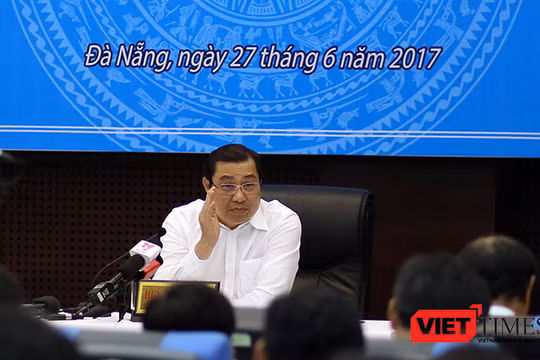 Ông Huỳnh Đức Thơ, Chủ tịch UBND TP Đà Nẵng trả lời câu hỏi tại Họp báo thường kỳ 6 tháng đầu năm 2017