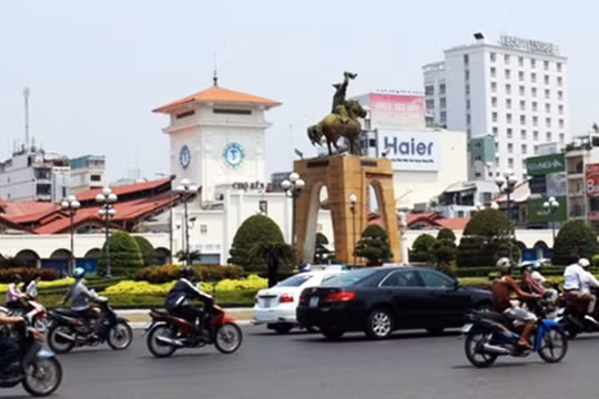 Kể từ ngày 18/2, vòng xoay Quách Thị Trang trước chợ Bến Thành sẽ được di dời để xây dựng Nhfa ga metro và bên trên được xây dựng Quảng trường hiện đại tại đây.