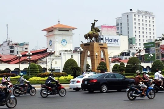 Kể từ ngày 18/2, vòng xoay Quách Thị Trang trước chợ Bến Thành sẽ được di dời để xây dựng Nhfa ga metro và bên trên được xây dựng Quảng trường hiện đại tại đây.