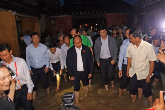 Chiều tối ngày 7/11, Thủ tướng Nhuyễn Xuân Phúc đã có chuyến thị sát, thăm hỏi và động viên người dân vùng lũ Hội An (Quảng Nam).